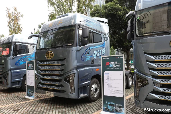 FAW Jiefang Qingdao Yinghang Zhizun Edition 13.2L Diesel 640hp 6X4(10 wheels) FAW Jiefang 12-Speed AMT Automatic Tractor Truck Exterior (3)