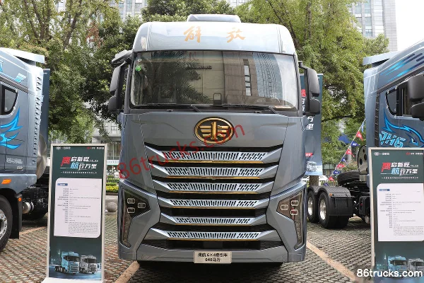 FAW Jiefang Qingdao Yinghang Zhizun Edition 13.2L Diesel 640hp 6X4(10 wheels) FAW Jiefang 12-Speed AMT Automatic Tractor Truck Exterior (2)