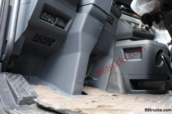 FAW Jiefang Qingdao Yinghang Zhizun Edition 13.2L Diesel 640hp 6X4(10 wheels) FAW Jiefang 12-Speed AMT Automatic Tractor Truck Cab (3) | 86T