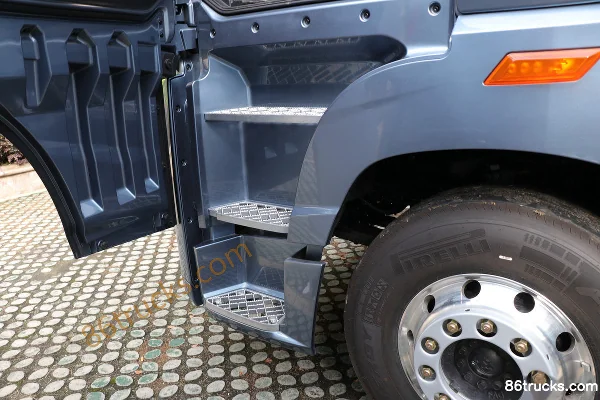 FAW Jiefang Qingdao Yinghang Zhizun Edition 13.2L Diesel 640hp 6X4(10 wheels) FAW Jiefang 12-Speed AMT Automatic Tractor Truck Cab (2) | 86T