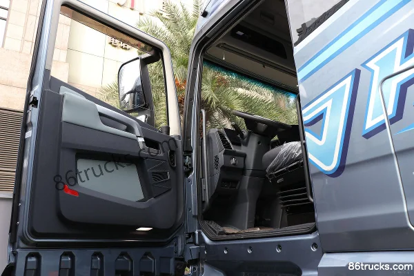 FAW Jiefang Qingdao Yinghang Zhizun Edition 13.2L Diesel 640hp 6X4(10 wheels) FAW Jiefang 12-Speed AMT Automatic Tractor Truck Cab (1) | 86T