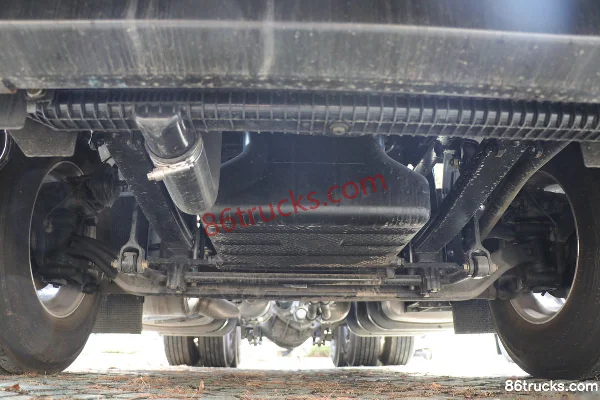 FAW Jiefang Qingdao Yinghang Zhizun Edition 13.2L Diesel 640hp 6X4(10 wheels) FAW Jiefang 12-Speed AMT Automatic Tractor Truck Chassis (1)