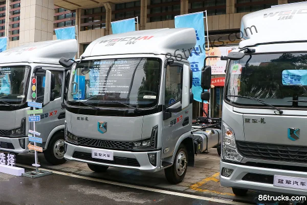 Lanqing Long X7 2.5L Diesel 180 hp 4X2(6 wheels) Fast Gear 8-Speed Wide Body 4.18m Single Row Stake Light Truck Exterior (3) | 86Trucks