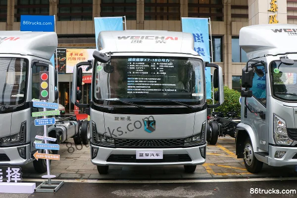 Lanqing Long X7 2.5L Diesel 180 hp 4X2(6 wheels) Fast Gear 8-Speed Wide Body 4.18m Single Row Stake Light Truck Exterior (2) | 86Trucks