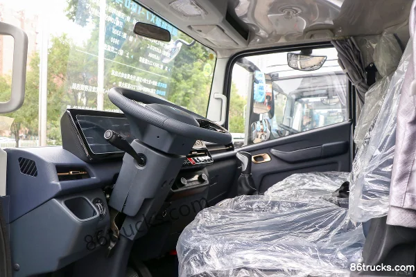 Lanqing Long X7 2.5L Diesel 180 hp 4X2(6 wheels) Fast Gear 8-Speed Wide Body 4.18m Single Row Stake Light Truck Cab (3) | 86Trucks