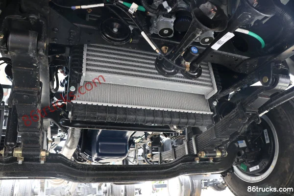 Lanqing Long X7 2.5L Diesel 180 hp 4X2(6 wheels) Fast Gear 8-Speed Wide Body 4.18m Single Row Stake Light Truck Chassis (3) | 86Trucks