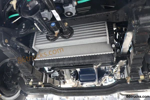 Lanqing Long X7 2.5L Diesel 180 hp 4X2(6 wheels) Fast Gear 8-Speed Wide Body 4.18m Single Row Stake Light Truck Chassis (2) | 86Trucks