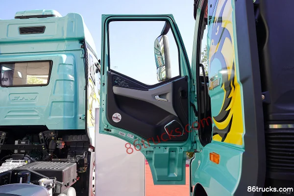 FAW Jiefang J6G Leading Edition 280hp 4X2(6 wheels) 6.75m flatbed truck (flat top) Cab (2) | 86Trucks