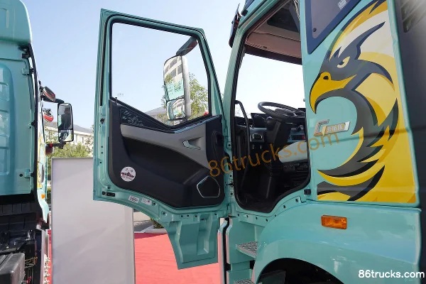FAW Jiefang J6G Leading Edition 280hp 4X2(6 wheels) 6.75m flatbed truck (flat top) Cab (1) | 86Trucks
