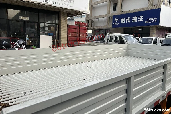 JMC Kaiwei Blue Whale 150 hp 4X2(6 wheels) 4.1m single-row flatbed light truck Body (3) | 86Trucks