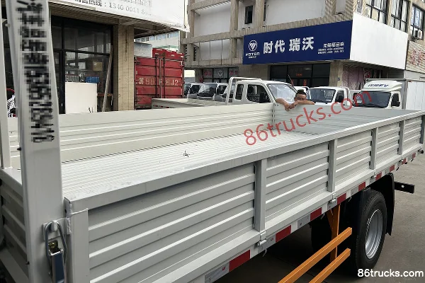JMC Kaiwei Blue Whale 150 hp 4X2(6 wheels) 4.1m single-row flatbed light truck Body (2) | 86Trucks