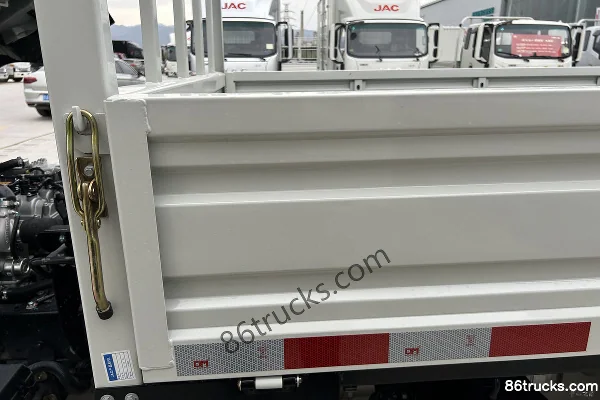 JAC Junling V3 Jinyuanbao 143 hp 4X2(6 wheels) 3.47m Crew Cab Flatbed Light Truck Body (1) | 86Trucks