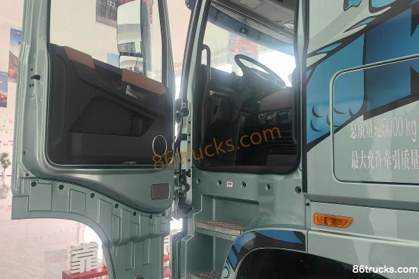 Dongfeng Tianlong Flagship KX King Edition 14.5L LNG 630hp 6X4(10 wheels) Dongfeng 12-speed AMT automatic tractor truck Cab (1) | 86Trucks