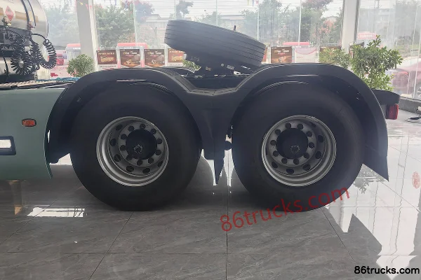 Dongfeng Tianlong Flagship KX King Edition 14.5L LNG 630hp 6X4(10 wheels) Dongfeng 12-speed AMT automatic tractor truck Chassis (3) | 86Truc