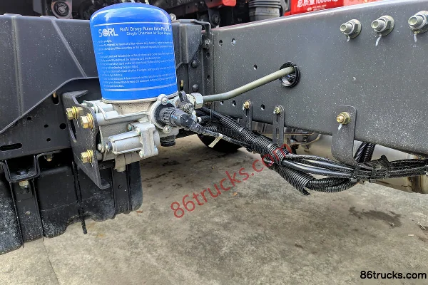 Dongfeng M3V 240 hp 4X2(6 wheels) 6.8m flatbed cargo truck Chassis (1) | 86Trucks