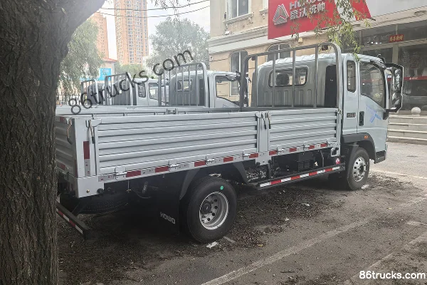 Sinotruk HOWO Tongshuai 160hp 4X2(6 wheels) 4.15m Single Row Flatbed Light Truck Exterior (3) | 86Trucks