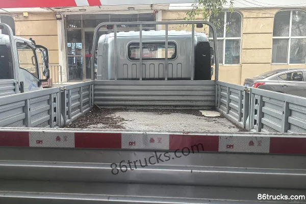 Sinotruk HOWO Tongshuai 160hp 4X2(6 wheels) 4.15m Single Row Flatbed Light Truck Body (3) | 86Trucks