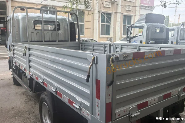 Sinotruk HOWO Tongshuai 160hp 4X2(6 wheels) 4.15m Single Row Flatbed Light Truck Body (2) | 86Trucks