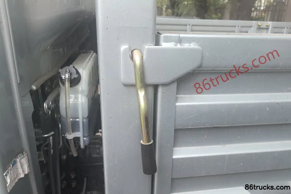 Sinotruk HOWO Tongshuai 160hp 4X2(6 wheels) 4.15m Single Row Flatbed Light Truck Body (1) | 86Trucks