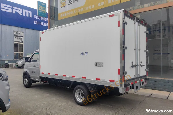 SRM Xinyuan T5L EV Standard 4X2(6 wheels) 3.71m Single Row Pure Electric Refrigerated Truck CATL 70.47kWh Exterior (3) | 86Trucks