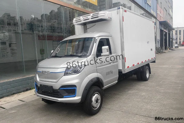 SRM Xinyuan T5L EV Standard 4X2(6 wheels) 3.71m Single Row Pure Electric Refrigerated Truck CATL 70.47kWh Exterior (2) | 86Trucks