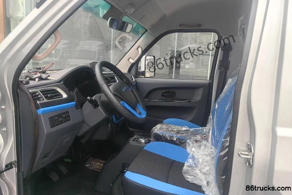 SRM Xinyuan T5L EV Standard 4X2(6 wheels) 3.71m Single Row Pure Electric Refrigerated Truck CATL 70.47kWh Cab (3) | 86Trucks