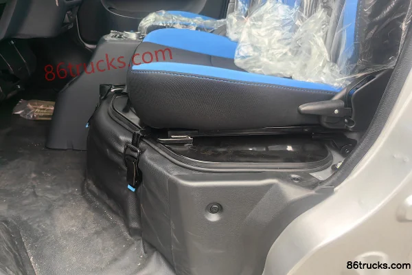 SRM Xinyuan T5L EV Standard 4X2(6 wheels) 3.71m Single Row Pure Electric Refrigerated Truck CATL 70.47kWh Cab (2) | 86Trucks