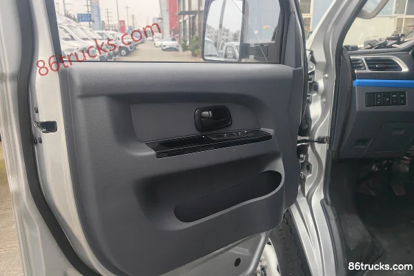 SRM Xinyuan T5L EV Standard 4X2(6 wheels) 3.71m Single Row Pure Electric Refrigerated Truck CATL 70.47kWh Cab (1) | 86Trucks