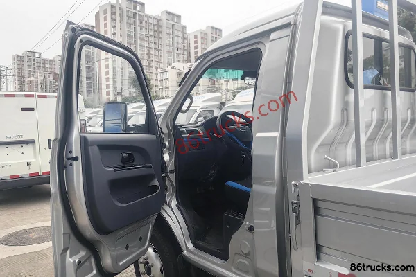 SRM Xinyuan T5LEV 2024 Intercity Edition 3.5T 3.8m Single Row Pure Electric Flatbed Mini Truck 70.47kWh 4X2(6 wheels) Cab (1) | 86Trucks