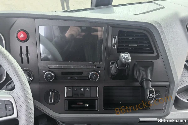 FAW Jiefang J7 Leading Edition 13.2L Diesel 640hp 6X4(10 wheels) FAW Jiefang 12-Speed High Roof Tractor Truck Cab (3) | 86Trucks
