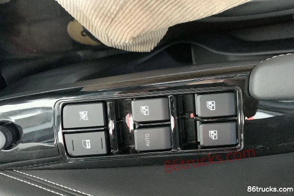 Qingling Isuzu T30 Standard Edition 3.0T Diesel 143hp Manual 2WD Standard Wheelbase Double Row Pickup Chassis (3) | 86Trucks