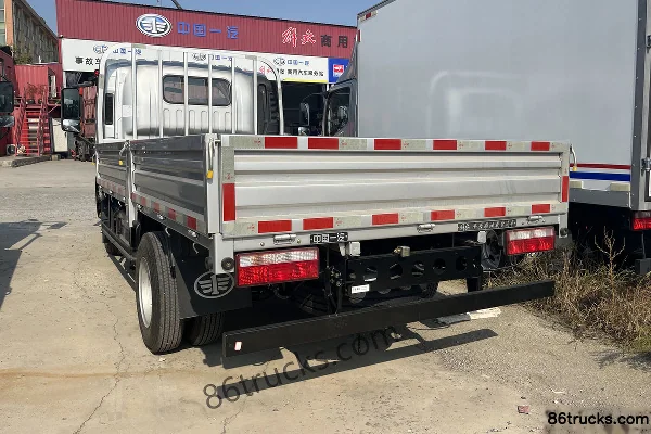 FAW Jiefang Lingtu 2.4L Diesel 180 hp 4X2(6 wheels) Fast Gear 8-speed 4.2m Single Row Stake Light Truck Exterior (3) | 86Trucks