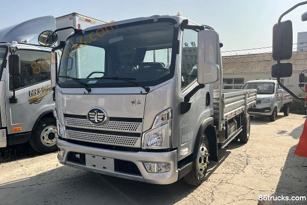 FAW Jiefang Lingtu 2.4L Diesel 180 hp 4X2(6 wheels) Fast Gear 8-speed 4.2m Single Row Stake Light Truck Exterior (2) | 86Trucks