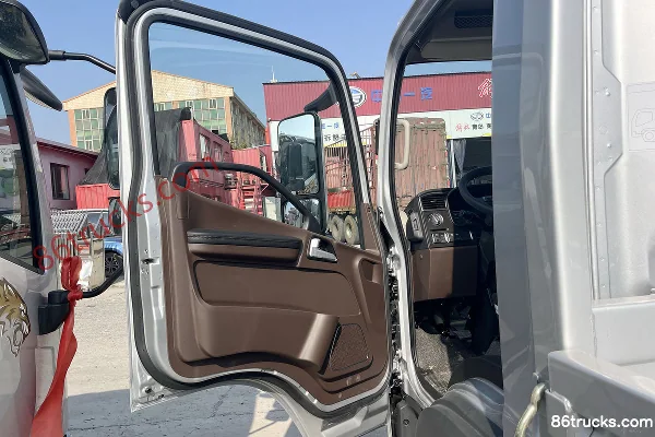 FAW Jiefang Lingtu 2.4L Diesel 180 hp 4X2(6 wheels) Fast Gear 8-speed 4.2m Single Row Stake Light Truck Cab (1) | 86Trucks