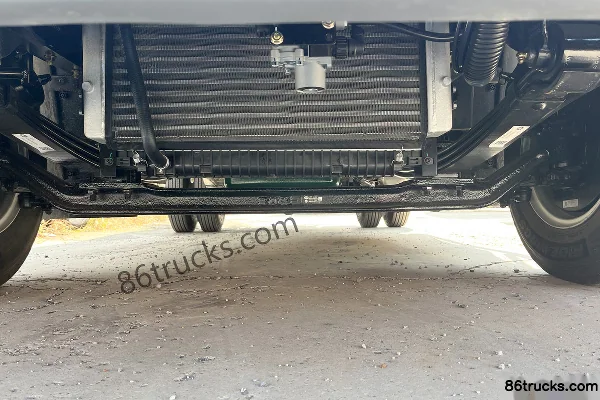 FAW Jiefang Lingtu 2.4L Diesel 180 hp 4X2(6 wheels) Fast Gear 8-speed 4.2m Single Row Stake Light Truck Chassis (1) | 86Trucks