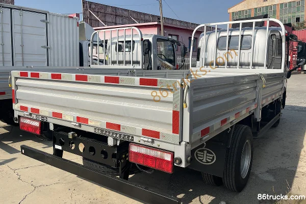 FAW Jiefang Lingtu 2.4L Diesel 180 hp 4X2(6 wheels) Fast Gear 8-speed 4.2m Single Row Stake Light Truck Body (3) | 86Trucks