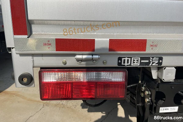 FAW Jiefang Lingtu 2.4L Diesel 180 hp 4X2(6 wheels) Fast Gear 8-speed 4.2m Single Row Stake Light Truck Body (2) | 86Trucks