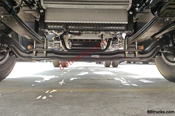 Jiangxi Isuzu Yifang EMT7 2.5L diesel 152 hp 4X2(6 wheels) WLY 6-speed air brake 4.2m single-row stake truck Chassis (1) | 86Trucks