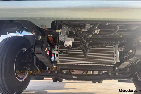 Dongfeng L2V version composite, frein pneumatique, camion léger à ridelles 4,2 m cabine simple, CATL 140,41 kWh, 4X2(6 roues) Châssis (1)