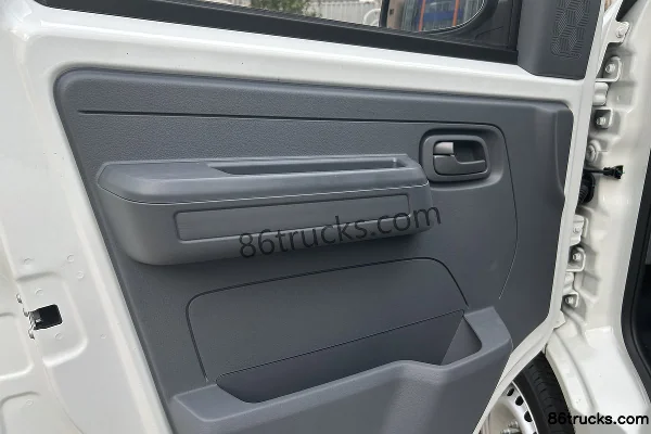 Kaiyi Jiangtun E7 2025 Model Passenger Super Charging Edition 6-Seat Pure Electric Light Bus Kaige 62.98kWh Cab (2) | 86Trucks