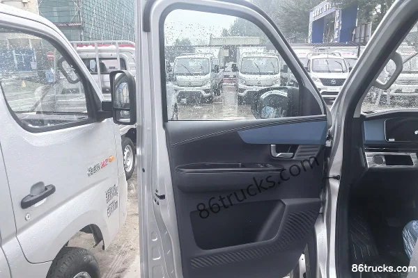 Foton V5 2L Gasoline 139hp 4X2(6 wheels) Dongan 5-speed 3.8m single-row flatbed micro truck (single rear tire) Cab (1) | 86Trucks