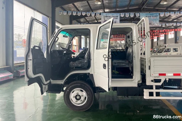Isuzu 100P 120hp 4X2(6 wheels) 2.56m double-row flatbed light truck (China VI) Cab (1) | 86Trucks