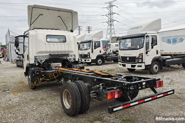 Sinotruk HOWO Tongshuai 4.15m Single Row Electric Stake Light Truck Sinotruk 134.02kWh 4X2(6 wheels) Exterior (3) | 86Trucks