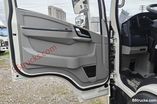 Sinotruk HOWO Tongshuai 4.15m Single Row Electric Stake Light Truck Sinotruk 134.02kWh 4X2(6 wheels) Cab (2) | 86Trucks