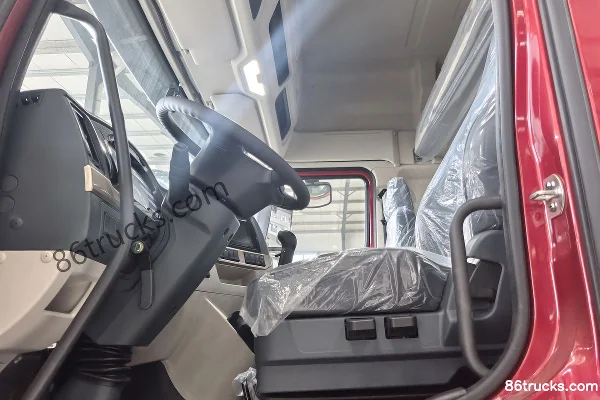 Dongfeng Liuqi Chenglong H5 Chuangfu Edition 7.7L LNG 320 hp 4X2(6 wheels) Fast Gear 8-Speed 9.7m Van Cargo Truck Cab (3) | 86Trucks