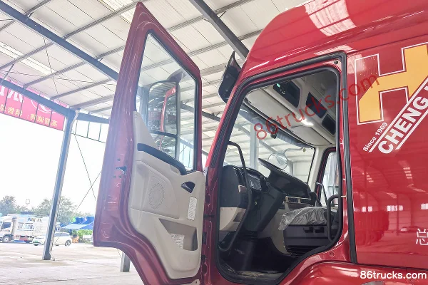 Dongfeng Liuqi Chenglong H5 Chuangfu Edition 7.7L LNG 320 hp 4X2(6 wheels) Fast Gear 8-Speed 9.7m Van Cargo Truck Cab (1) | 86Trucks