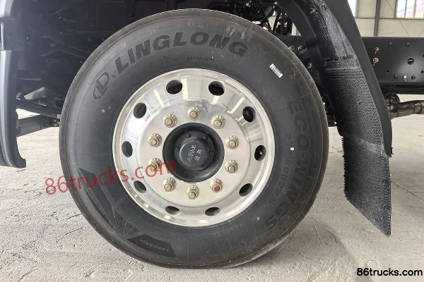 Dongfeng Liuqi Chenglong H5 Chuangfu Edition 7.7L LNG 320 hp 4X2(6 wheels) Fast Gear 8-Speed 9.7m Van Cargo Truck Chassis (1) | 86Trucks