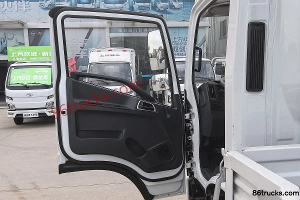 Yuejin Chaoyue C300 142hp 4X2(6 wheels) 3.7m single-row flatbed light truck Cab (3) | 86Trucks