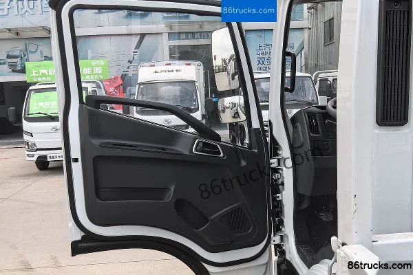 Yuejin Chaoyue C300 142hp 4X2(6 wheels) 3.7m single-row flatbed light truck Cab (2) | 86Trucks