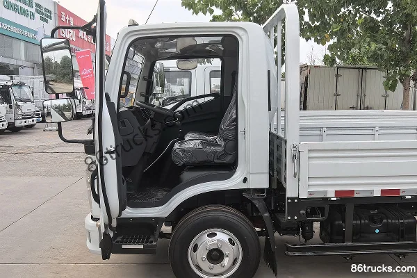 Yuejin Chaoyue C300 142hp 4X2(6 wheels) 3.7m single-row flatbed light truck Cab (1) | 86Trucks